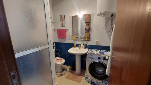un piccolo bagno con lavatrice e lavandino di Maison à fnideq face de Ceuta a Fnidek
