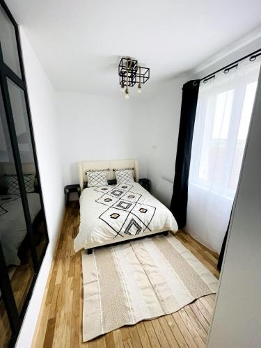 une chambre avec un lit et une grande fenêtre dans l'établissement Cozy-one, à La Celle-sous-Gouzon