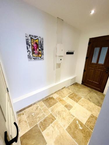 Cette chambre dispose d'une porte et de carrelage. dans l'établissement Cozy-one, à La Celle-sous-Gouzon