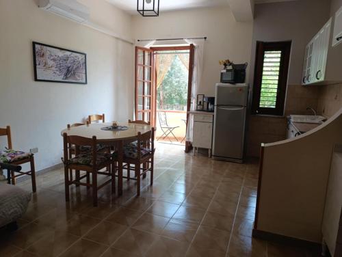 a kitchen and dining room with a table and chairs at Residence Piazzetta a Mare in Sellia Marina