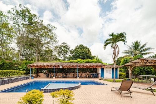 Bazén v ubytování Finca Hotel San Cristobal Quindio nebo v jeho okolí
