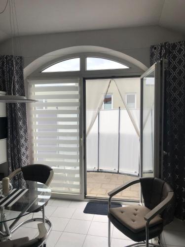Ruang duduk di Bright attic apartment near Augsburg