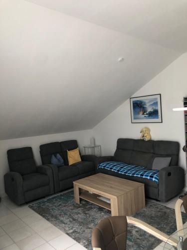 Ruang duduk di Bright attic apartment near Augsburg