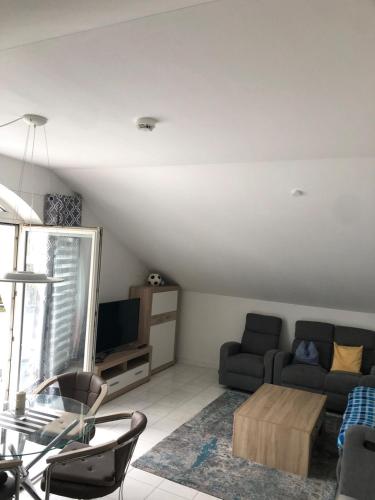 Televisyen dan/atau pusat hiburan di Bright attic apartment near Augsburg