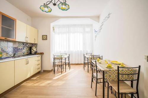 a kitchen and dining room with a table and chairs at casa Ferrigno in Vietri sul Mare