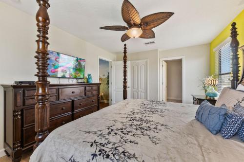 Immaculate Family Home - 7 Bed - with an Amazing Waterfall Pool photo 6
