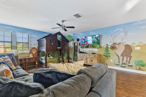 Immaculate Family Home - 7 Bed - with an Amazing Waterfall Pool photo 20
