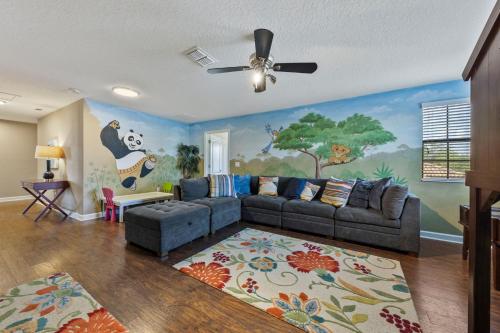 Immaculate Family Home - 7 Bed - with an Amazing Waterfall Pool photo 19