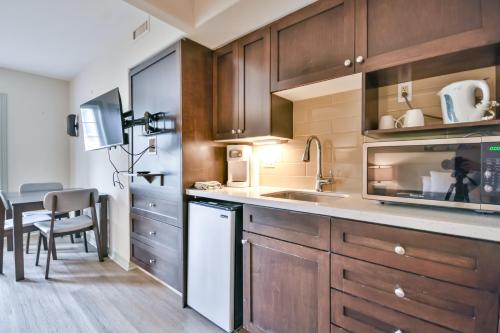Η κουζίνα ή μικρή κουζίνα στο Luxury 2BR King Condo with Pool & Spa Access