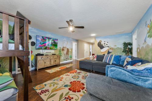 Immaculate Family Home - 7 Bed - with an Amazing Waterfall Pool photo 23
