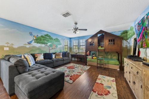 Immaculate Family Home - 7 Bed - with an Amazing Waterfall Pool photo 21