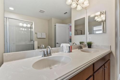 Immaculate Family Home - 7 Bed - with an Amazing Waterfall Pool photo 50