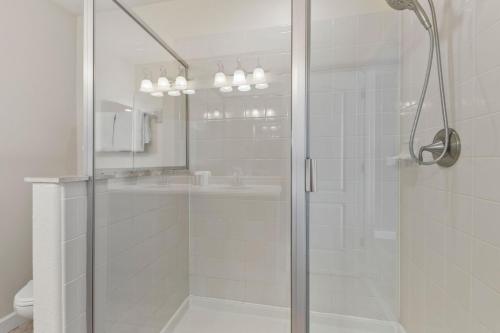 Immaculate Family Home - 7 Bed - with an Amazing Waterfall Pool photo 51