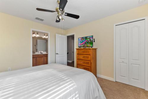Immaculate Family Home - 7 Bed - with an Amazing Waterfall Pool photo 39