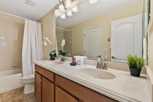 Immaculate Family Home - 7 Bed - with an Amazing Waterfall Pool photo 52