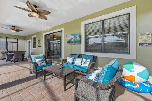 Immaculate Family Home - 7 Bed - with an Amazing Waterfall Pool photo 60