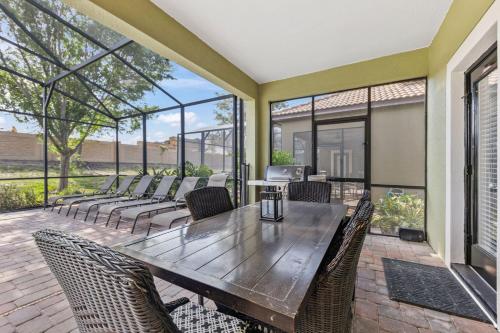 Immaculate Family Home - 7 Bed - with an Amazing Waterfall Pool photo 61