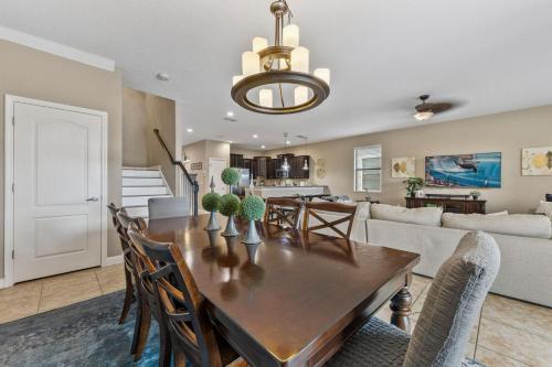 Immaculate Family Home - 7 Bed - with an Amazing Waterfall Pool photo 16