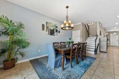 Immaculate Family Home - 7 Bed - with an Amazing Waterfall Pool photo 15