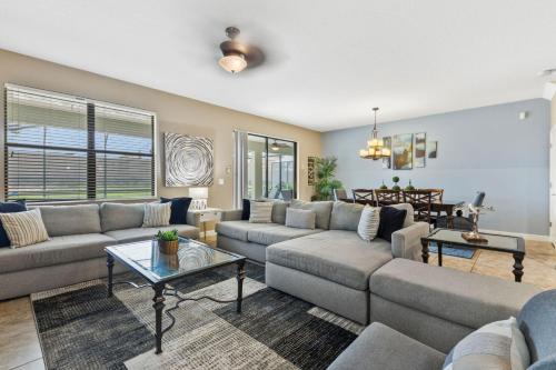 Immaculate Family Home - 7 Bed - with an Amazing Waterfall Pool photo 5
