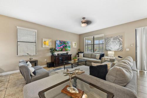 Immaculate Family Home - 7 Bed - with an Amazing Waterfall Pool photo 9