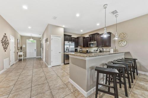 Immaculate Family Home - 7 Bed - with an Amazing Waterfall Pool photo 10
