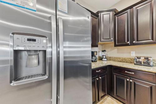 Immaculate Family Home - 7 Bed - with an Amazing Waterfall Pool photo 11
