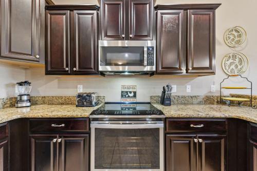 Immaculate Family Home - 7 Bed - with an Amazing Waterfall Pool photo 13