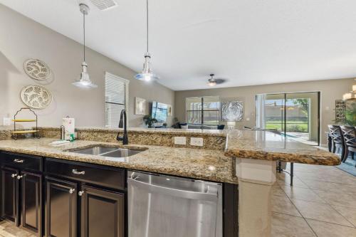 Immaculate Family Home - 7 Bed - with an Amazing Waterfall Pool photo 14