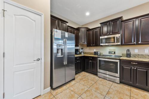 Immaculate Family Home - 7 Bed - with an Amazing Waterfall Pool photo 12