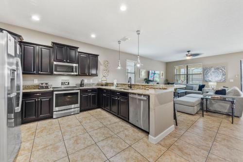 Immaculate Family Home - 7 Bed - with an Amazing Waterfall Pool photo 4