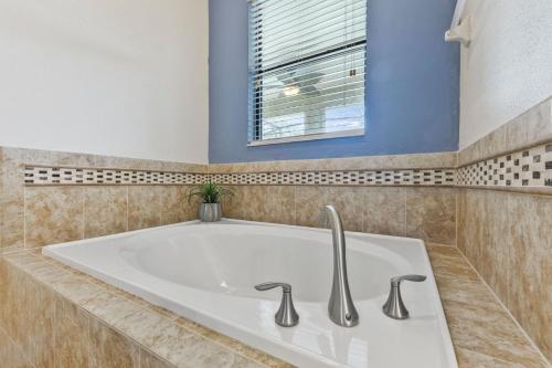 Immaculate Family Home - 7 Bed - with an Amazing Waterfall Pool photo 53