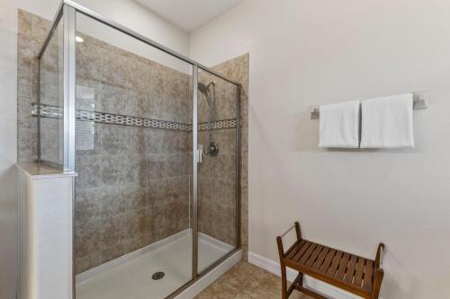 Immaculate Family Home - 7 Bed - with an Amazing Waterfall Pool photo 54