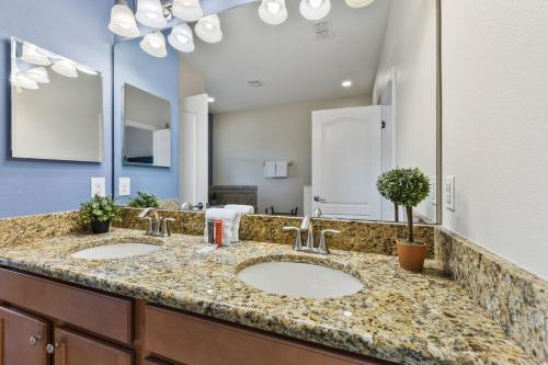 Immaculate Family Home - 7 Bed - with an Amazing Waterfall Pool photo 55