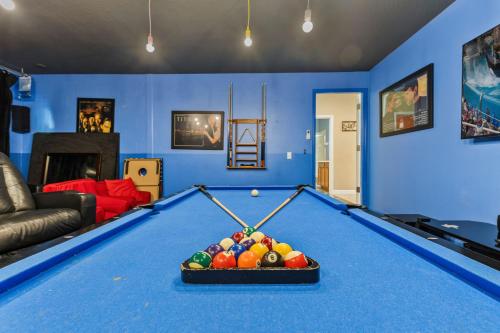 Immaculate Family Home - 7 Bed - with an Amazing Waterfall Pool photo 3