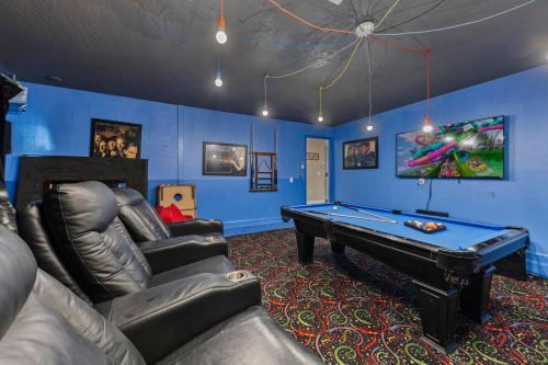 Immaculate Family Home - 7 Bed - with an Amazing Waterfall Pool photo 46