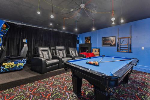 Immaculate Family Home - 7 Bed - with an Amazing Waterfall Pool photo 47