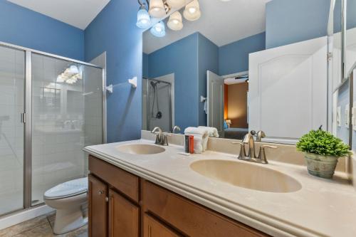 Immaculate Family Home - 7 Bed - with an Amazing Waterfall Pool photo 56