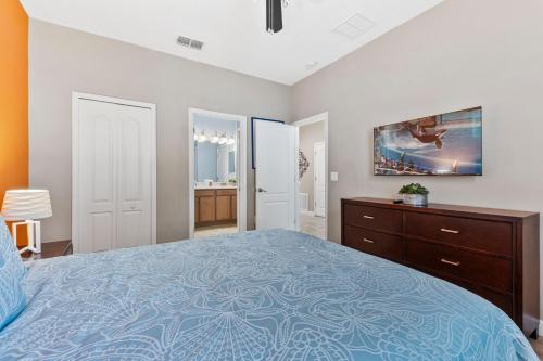 Immaculate Family Home - 7 Bed - with an Amazing Waterfall Pool photo 40