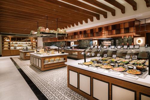 um restaurante com uma linha de buffet com comida em exposição em Valentin Imperial Riviera Maya All Inclusive - Adults Only em Puerto Morelos