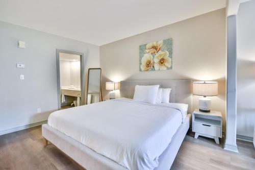 Ένα ή περισσότερα κρεβάτια σε δωμάτιο στο Luxury 2BR King Condo with Pool & Spa Access