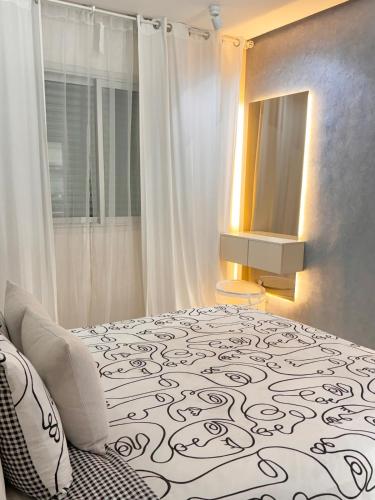 Ein Bett oder Betten in einem Zimmer der Unterkunft Luxury Beachview Apartment La siesta beach resort