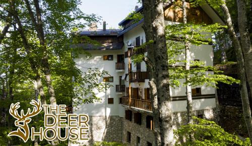 a building with a sign that reads the deer house at Le Case Nel Bosco Terminillo in Terminillo