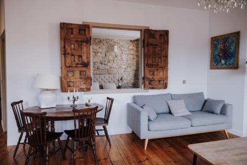 un salon avec un canapé et une table dans l'établissement Appartement de Charme hypercentre Bayonne, à Bayonne