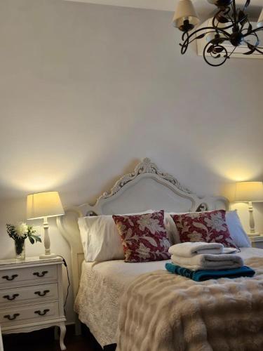 a bedroom with a bed with two lamps and a dresser at Villa Prana in Avila