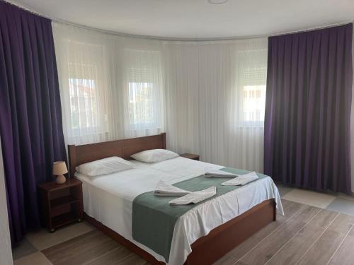 Postel nebo postele na pokoji v ubytování Hotel Denis