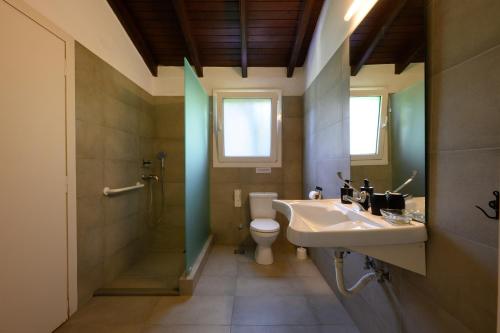 Ванная комната в Orange Grove Suites