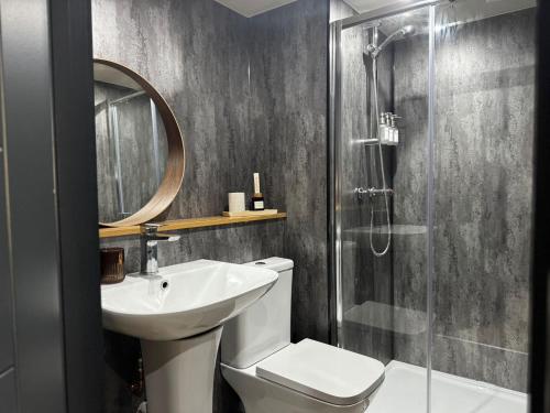 une salle de bain avec toilettes, lavabo et douche dans l'établissement Manhattan-Style Chic Loft, Sleeps 5, Heart of Leeds, à Central Station