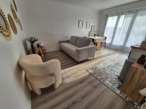 un salon avec un canapé et une chaise dans l'établissement Loni, à Carcassonne