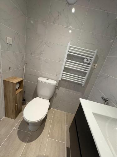 une salle de bain avec des toilettes blanches et un lavabo dans l'établissement Loni, à Carcassonne